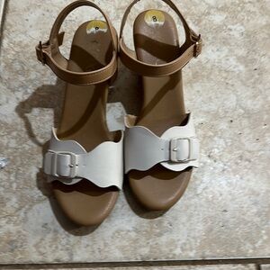 Worn once SZ 8 XOXO sandal